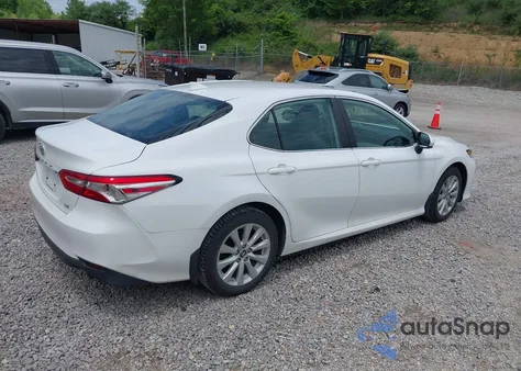 2019 Toyota Camry Le z USA, uszkodzony, nr VIN 4T1B11HKXKU786639